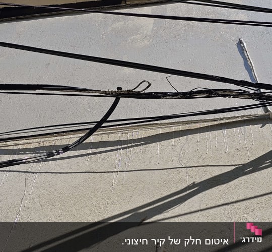 קירות עם חוטים וצללים, ללא אלמנטים של איטום.